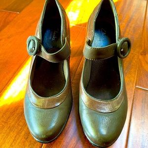 Clarks Mary Jane Buckle strap pumps grey leather